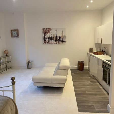Lovely 1-Bedroom Loft Apartment Above Shop With Free Parking- Long Term Let Available Maldon Exterior foto