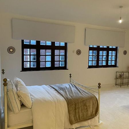 Lovely 1-Bedroom Loft Apartment Above Shop With Free Parking- Long Term Let Available Maldon Exterior foto