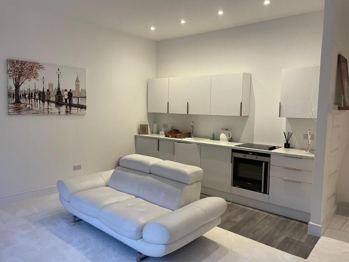 Lovely 1-Bedroom Loft Apartment Above Shop With Free Parking- Long Term Let Available Maldon Exterior foto
