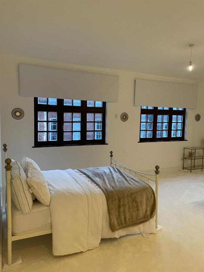 Lovely 1-Bedroom Loft Apartment Above Shop With Free Parking- Long Term Let Available Maldon Exterior foto